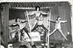 Номер «Гимнастки на свободных лестницах» под руководством Лидии Соловьёвой, фрагмент спектакля «Муха Цокотуха». 1970-е гг.